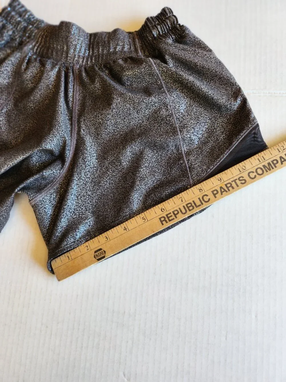 Lululemon Hotty Hot Shorts Luminosity Foil Silver Black Mesh Rare Find 4 Tall
